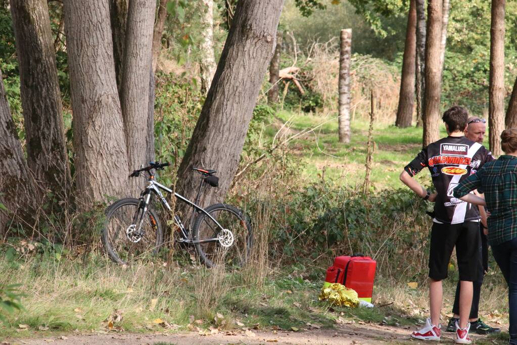 Mountainbiker valt in zandgat in het bos en raakt gewond