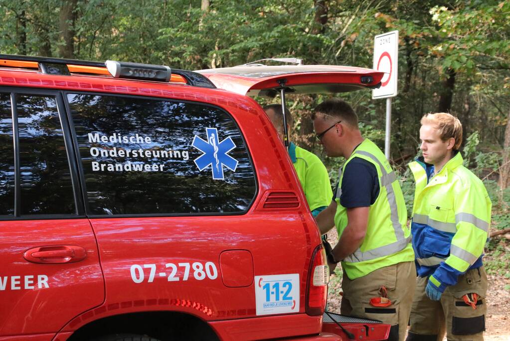 Mountainbiker valt in zandgat in het bos en raakt gewond