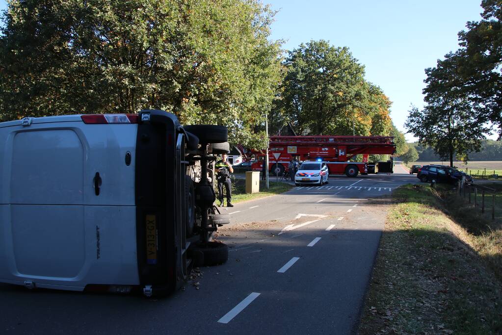 Gewonde en bestelbus op zijn kant na aanrijding