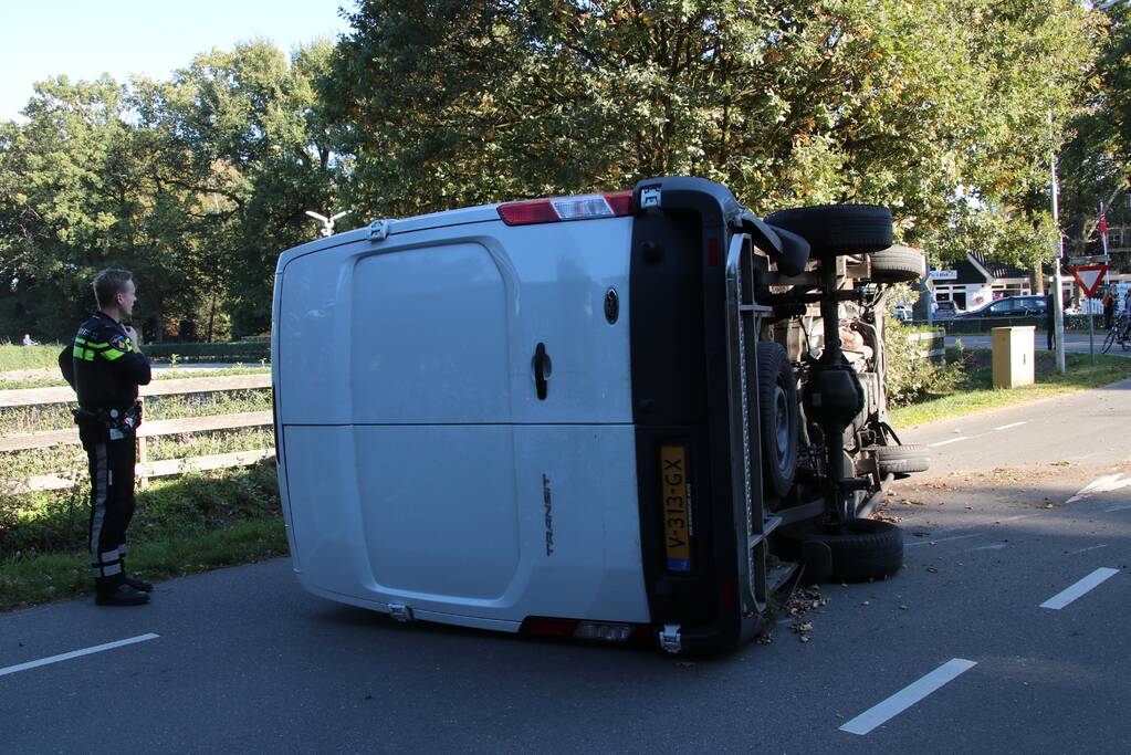 Gewonde en bestelbus op zijn kant na aanrijding