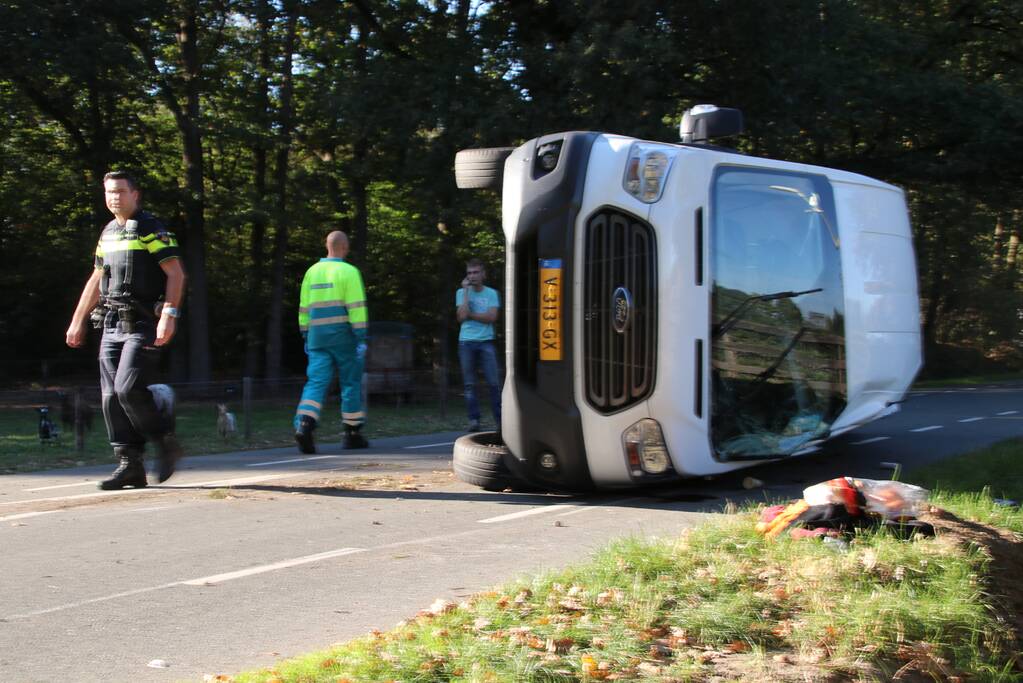 Gewonde en bestelbus op zijn kant na aanrijding