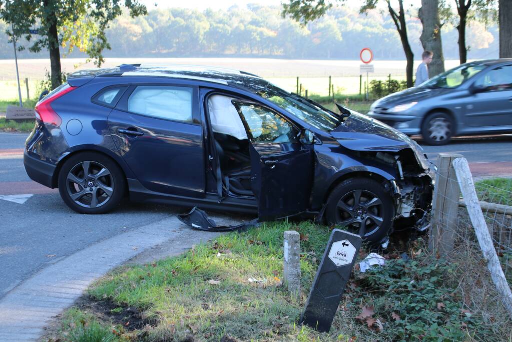 Gewonde en bestelbus op zijn kant na aanrijding