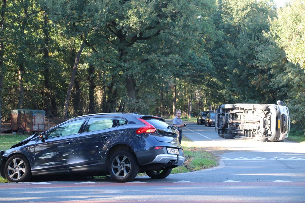 Gewonde en bestelbus op zijn kant na aanrijding