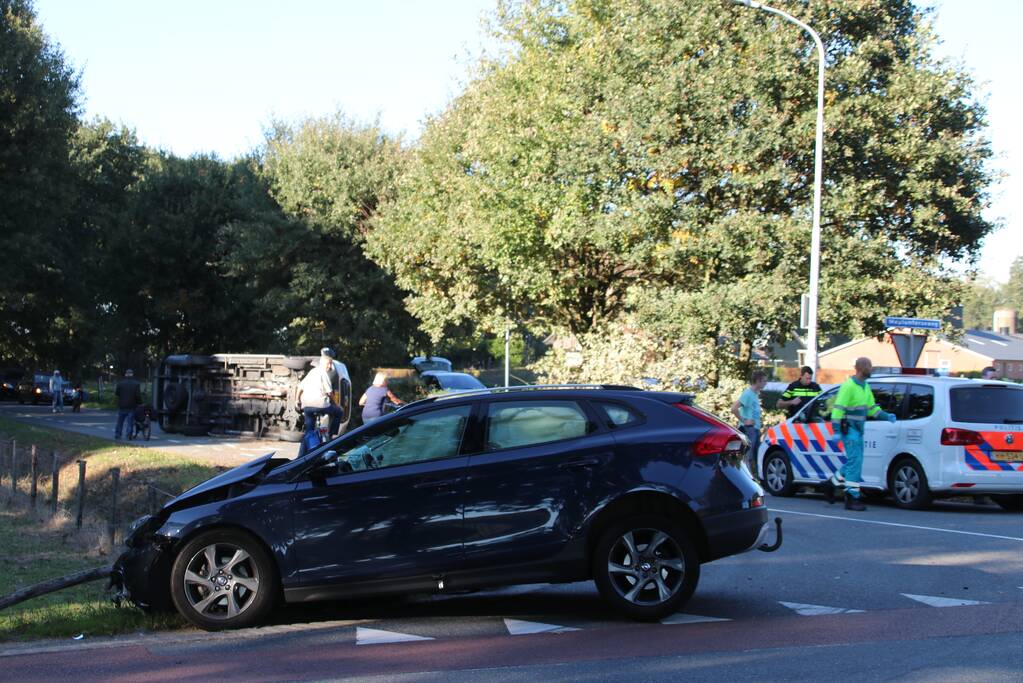 Gewonde en bestelbus op zijn kant na aanrijding