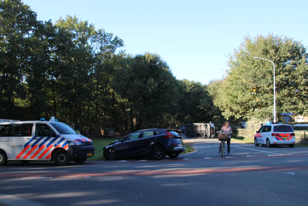 Gewonde en bestelbus op zijn kant na aanrijding