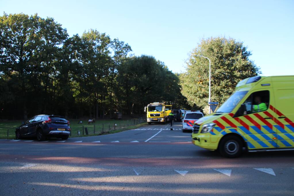 Gewonde en bestelbus op zijn kant na aanrijding