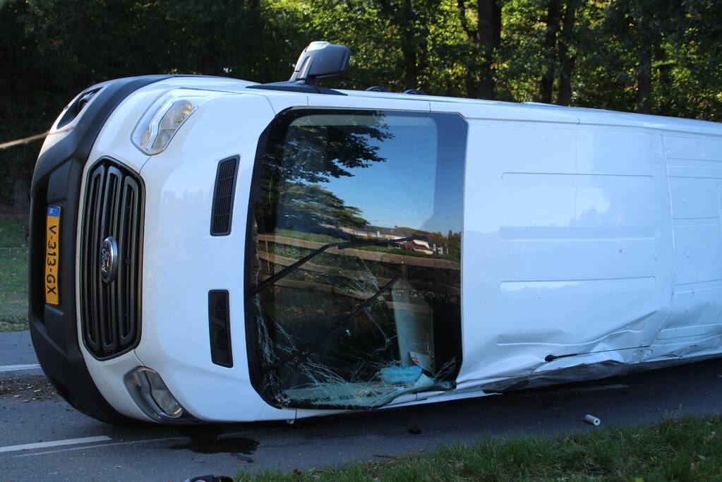 Gewonde en bestelbus op zijn kant na aanrijding