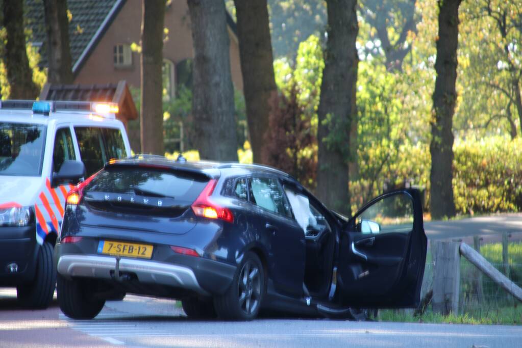 Gewonde en bestelbus op zijn kant na aanrijding