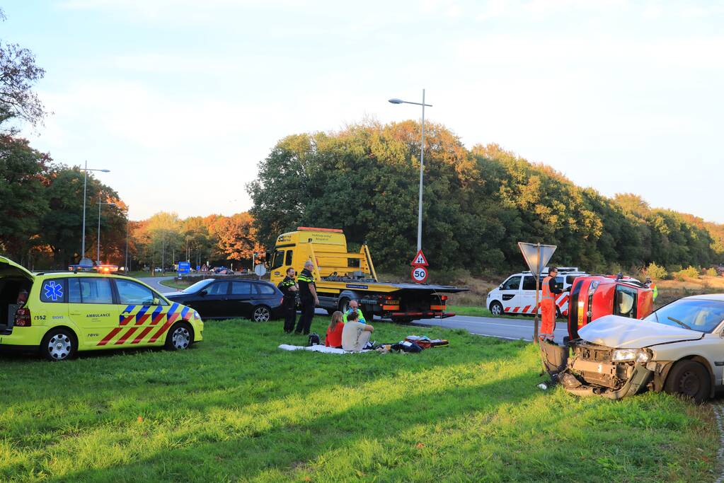 Auto belandt op de kant door aanrijding