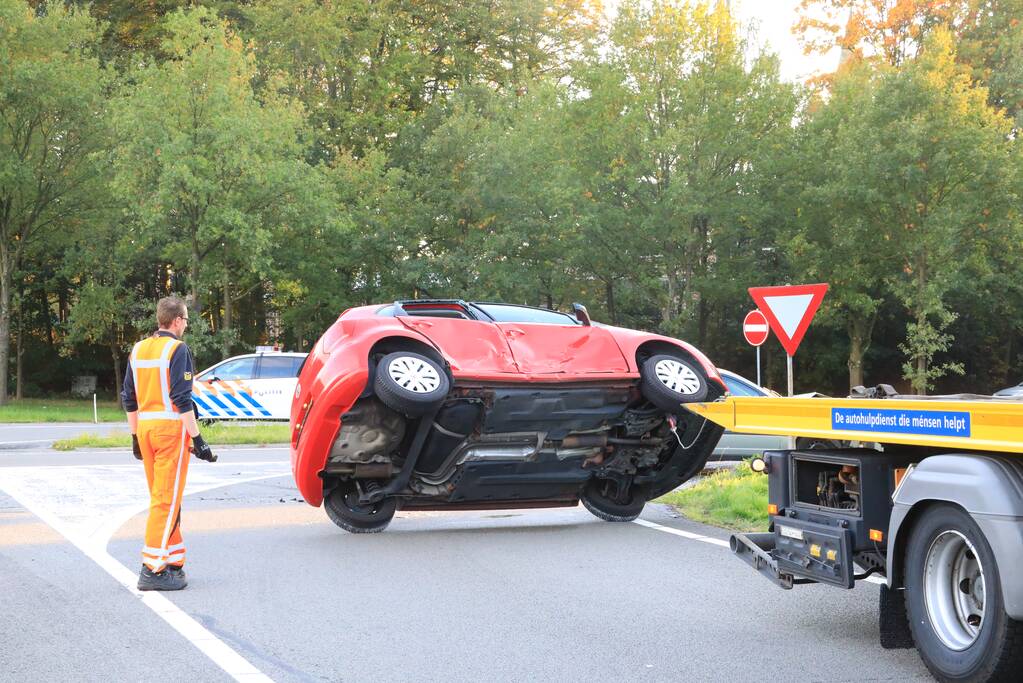 Auto belandt op de kant door aanrijding