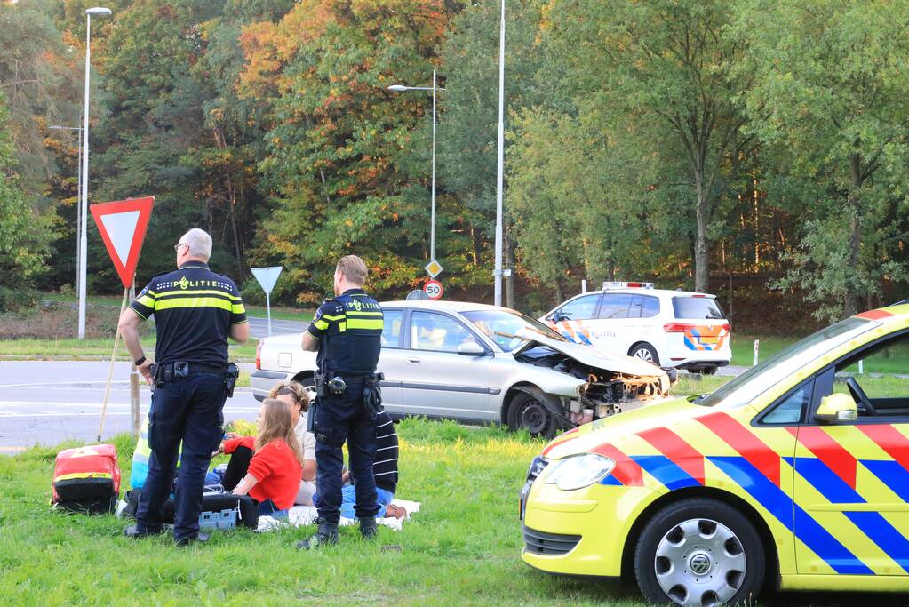 Auto belandt op de kant door aanrijding