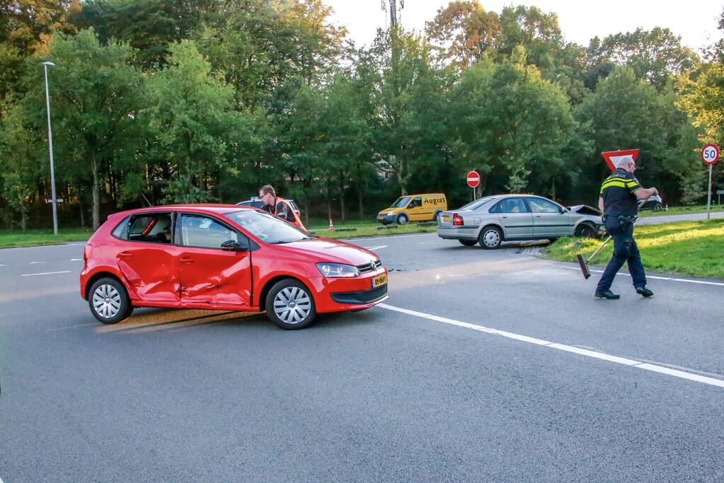 Auto belandt op de kant door aanrijding