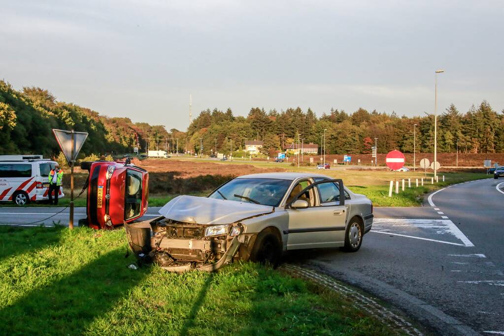 Auto belandt op de kant door aanrijding