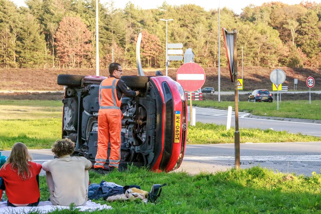 Auto belandt op de kant door aanrijding