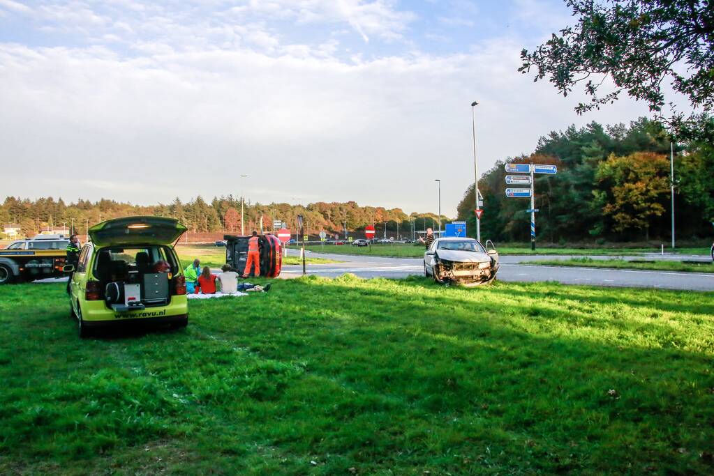 Auto belandt op de kant door aanrijding