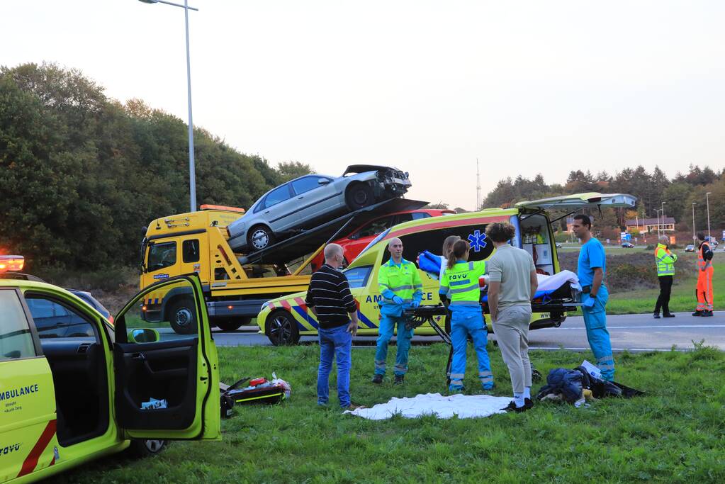 Auto belandt op de kant door aanrijding