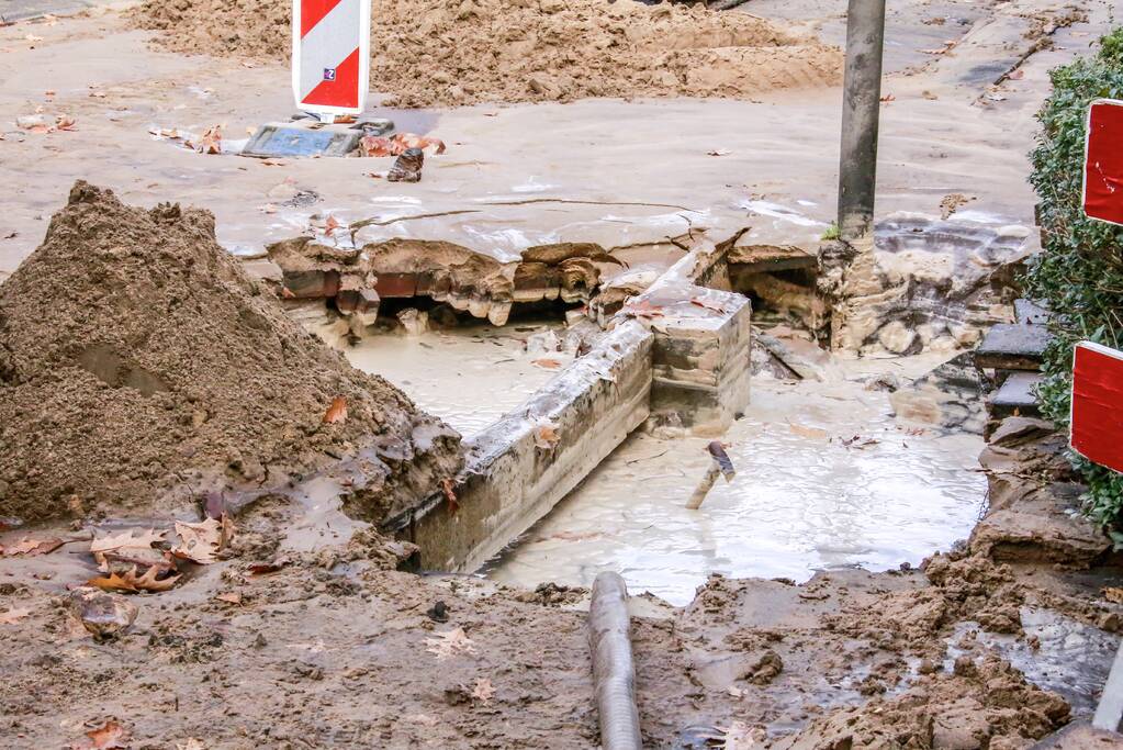 Straat blank na gesprongen waterleiding