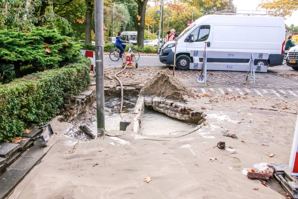 Straat blank na gesprongen waterleiding