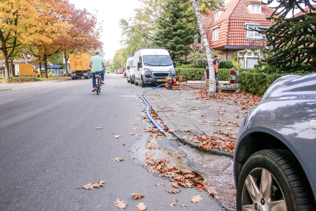 Straat blank na gesprongen waterleiding