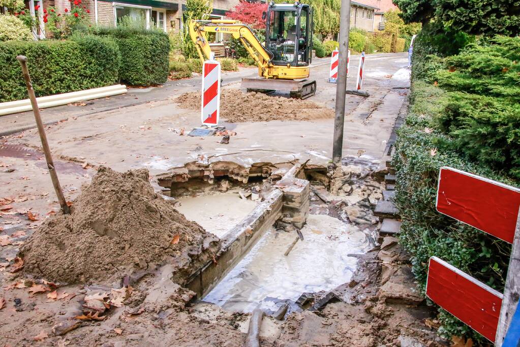 Straat blank na gesprongen waterleiding