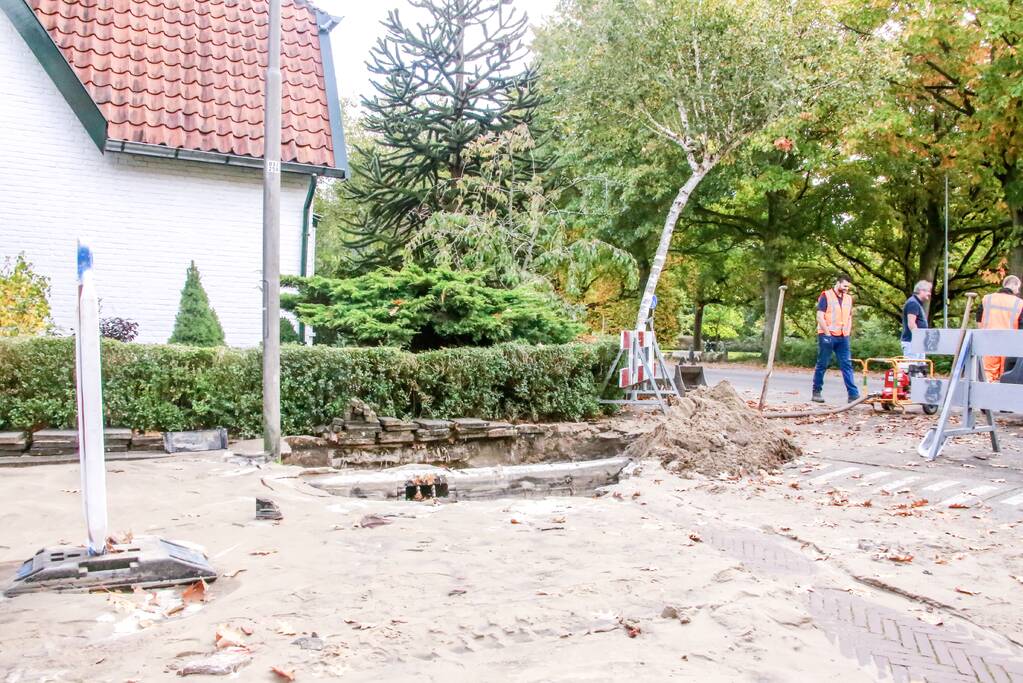 Straat blank na gesprongen waterleiding