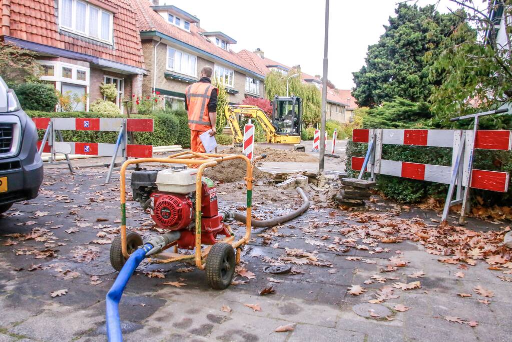 Straat blank na gesprongen waterleiding