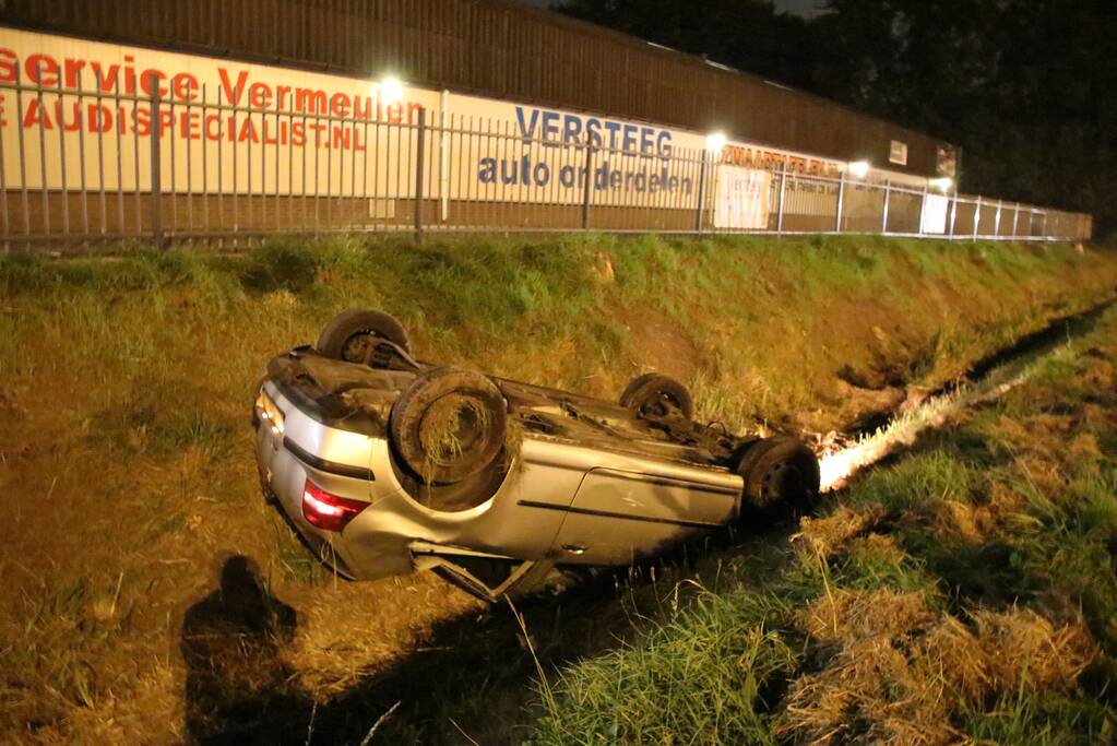 Auto raakt vanaf snelweg de sloot in