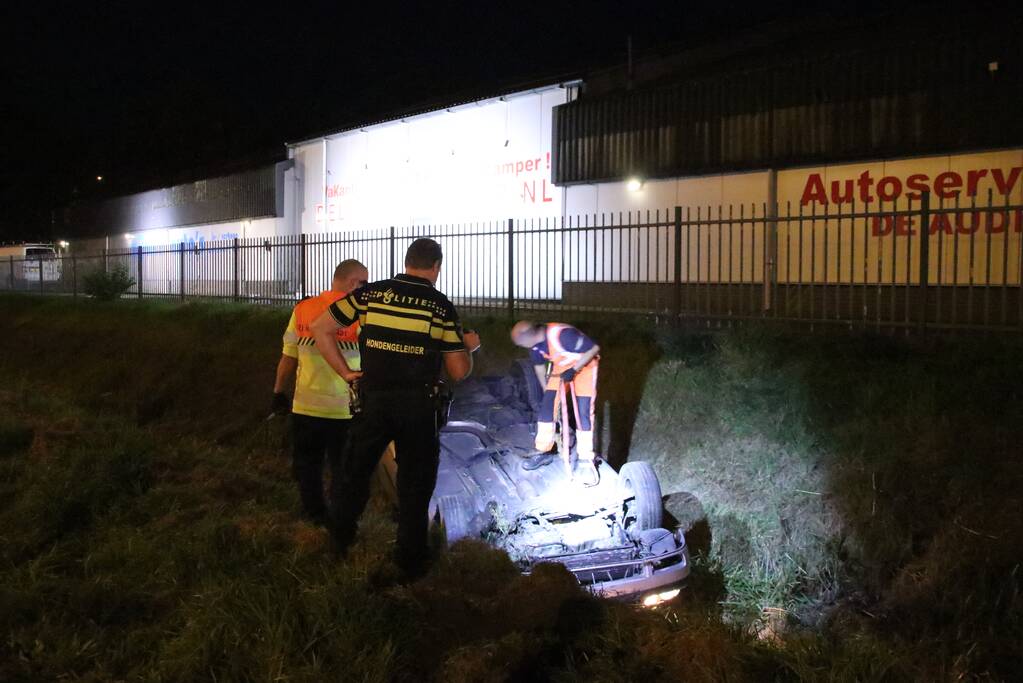 Auto raakt vanaf snelweg de sloot in