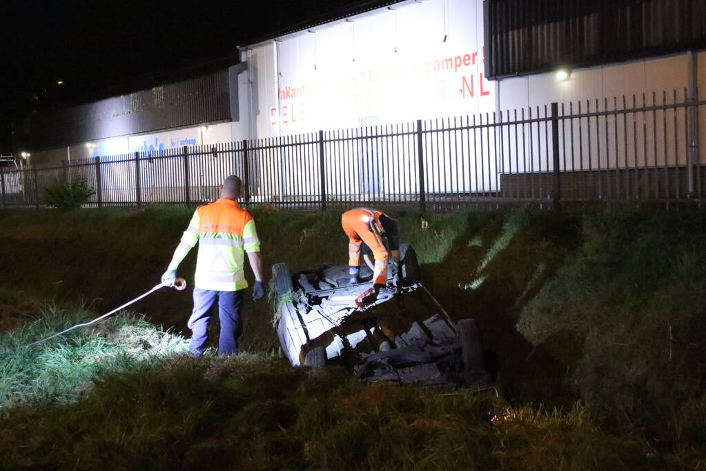 Auto raakt vanaf snelweg de sloot in