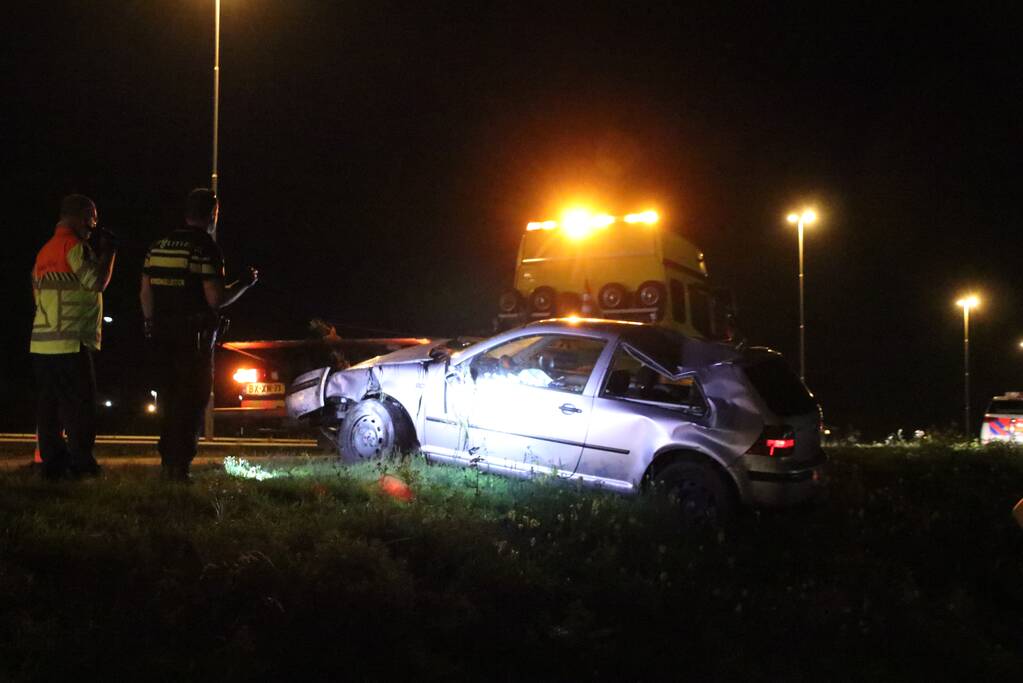 Auto raakt vanaf snelweg de sloot in