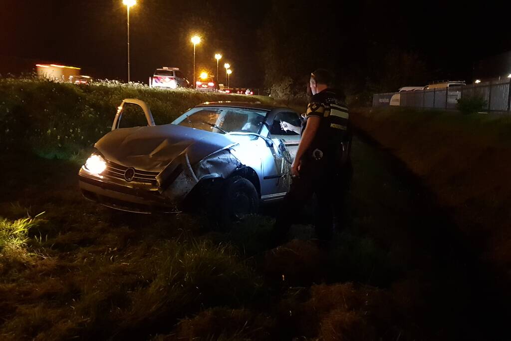 Auto raakt vanaf snelweg de sloot in