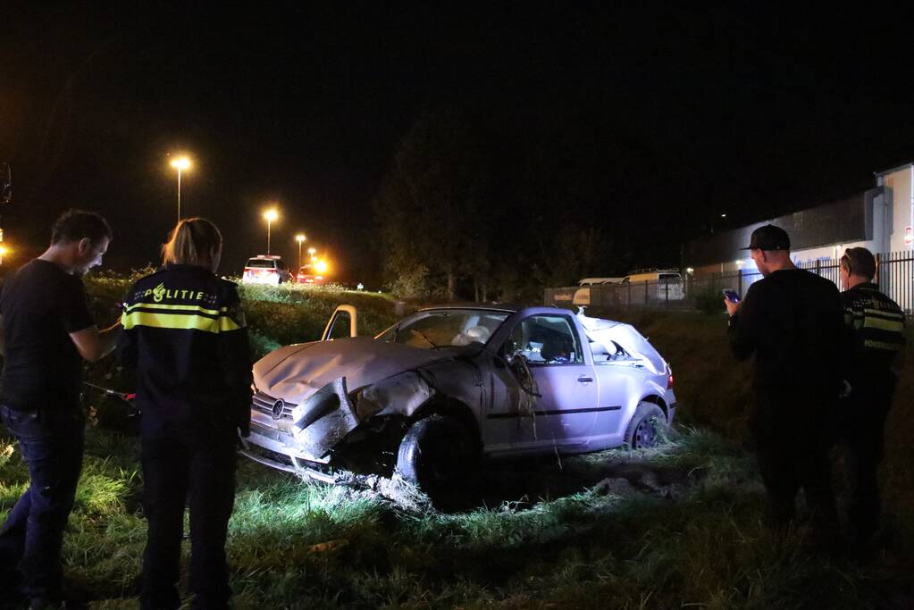 Auto raakt vanaf snelweg de sloot in