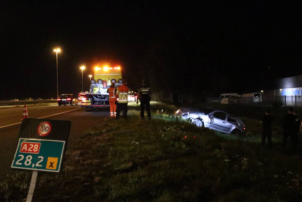 Auto raakt vanaf snelweg de sloot in