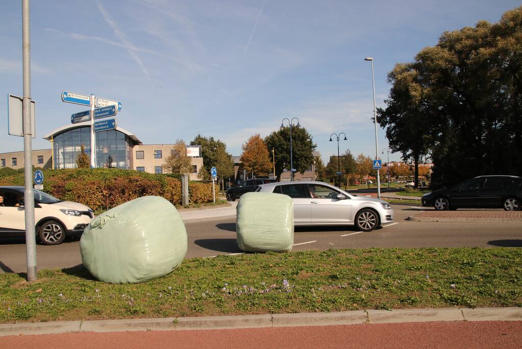 Trekker verliest balen op rotonde