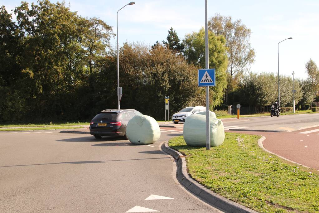 Trekker verliest balen op rotonde
