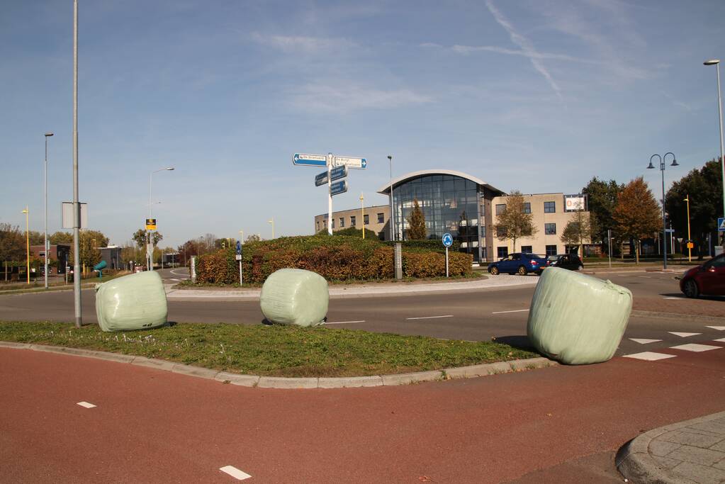 Trekker verliest balen op rotonde