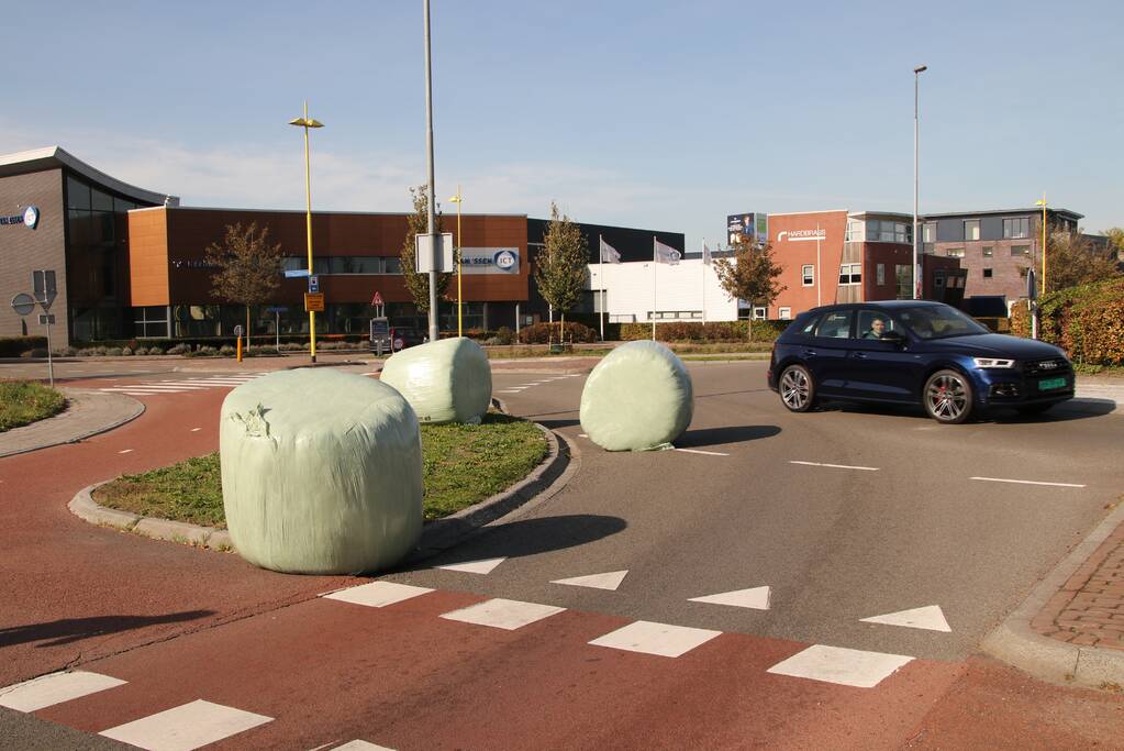 Trekker verliest balen op rotonde