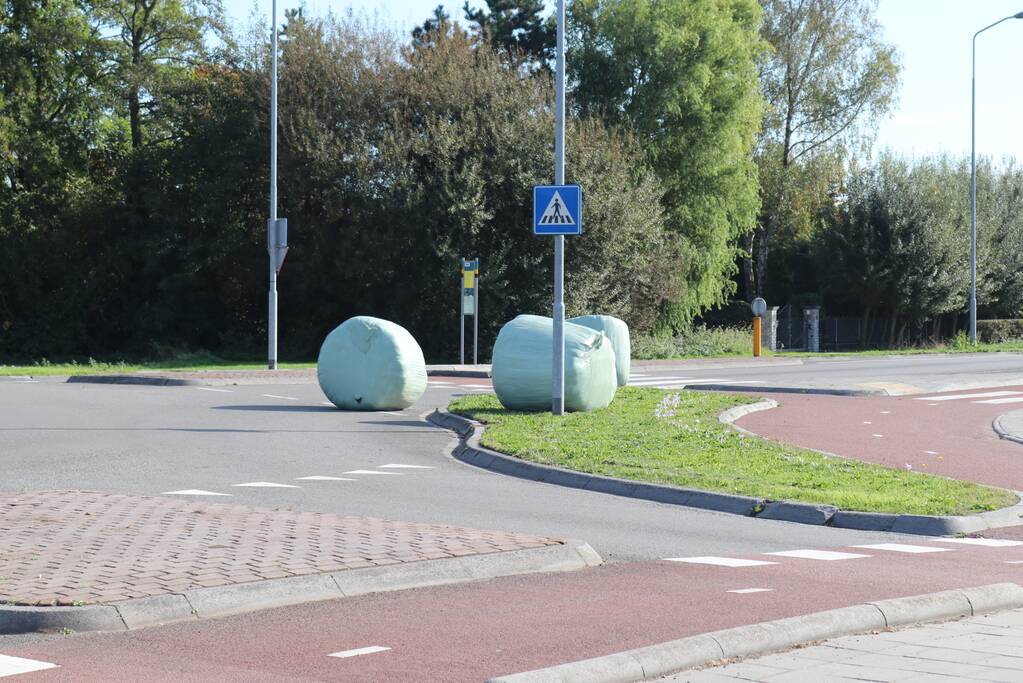 Trekker verliest balen op rotonde