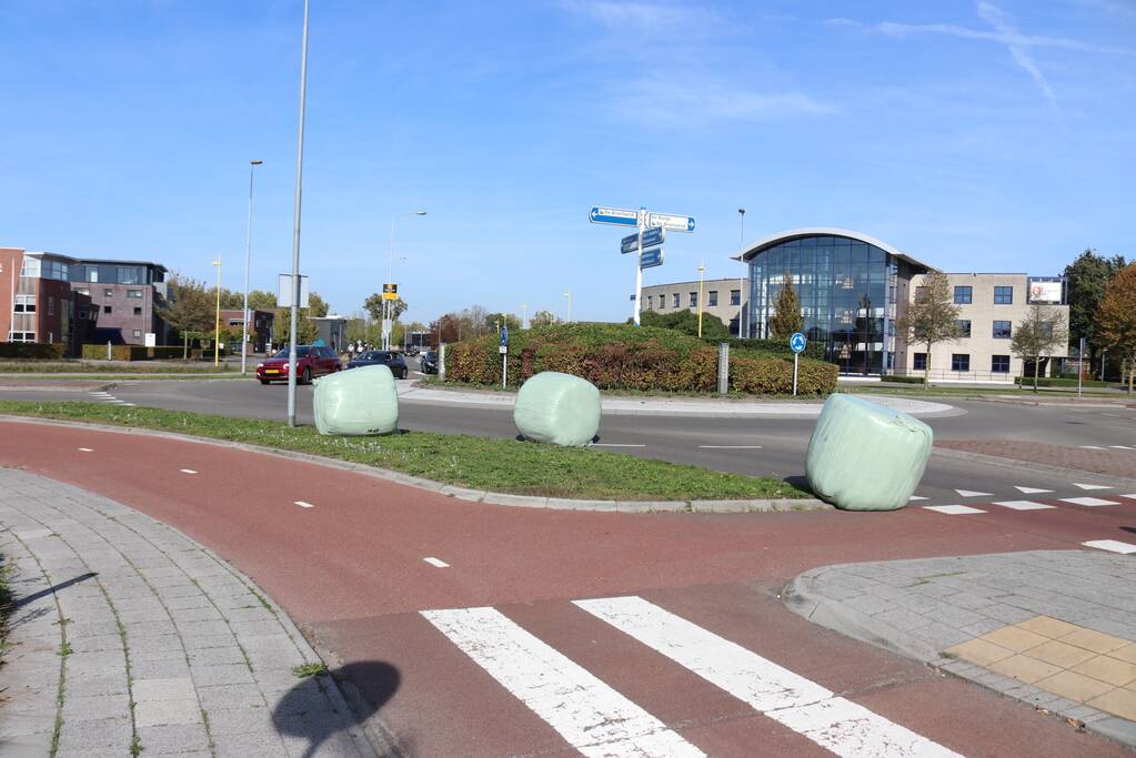 Trekker verliest balen op rotonde