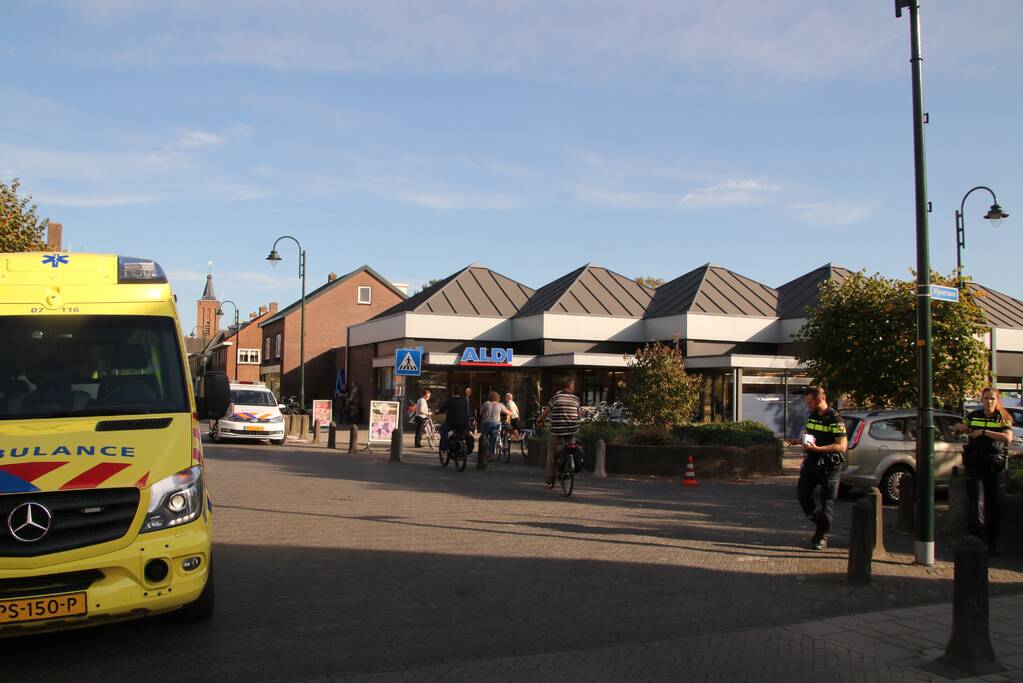 Wielrenner knalt op auto en raakt gewond