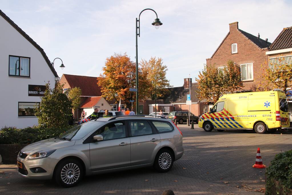 Wielrenner knalt op auto en raakt gewond