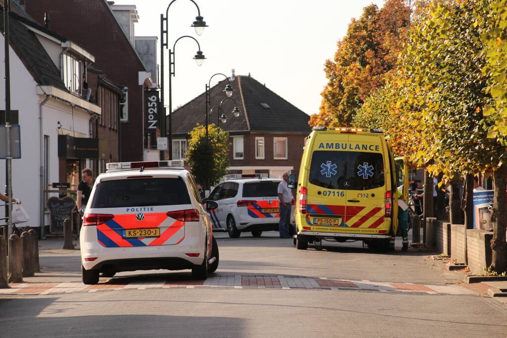 Wielrenner knalt op auto en raakt gewond