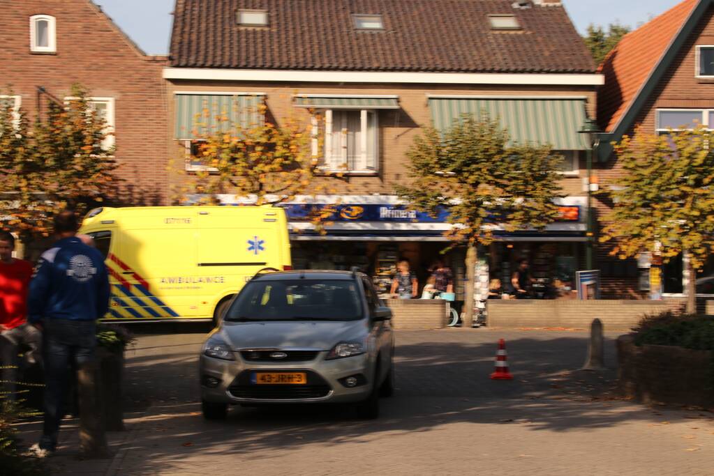 Wielrenner knalt op auto en raakt gewond