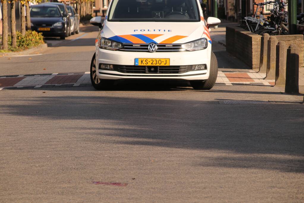 Wielrenner knalt op auto en raakt gewond
