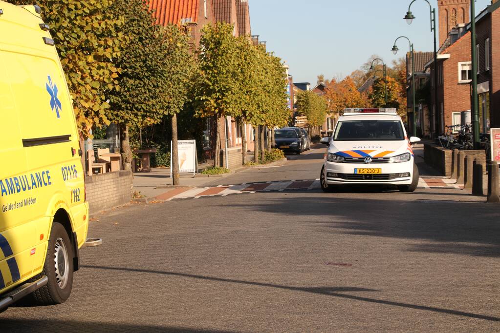 Wielrenner knalt op auto en raakt gewond