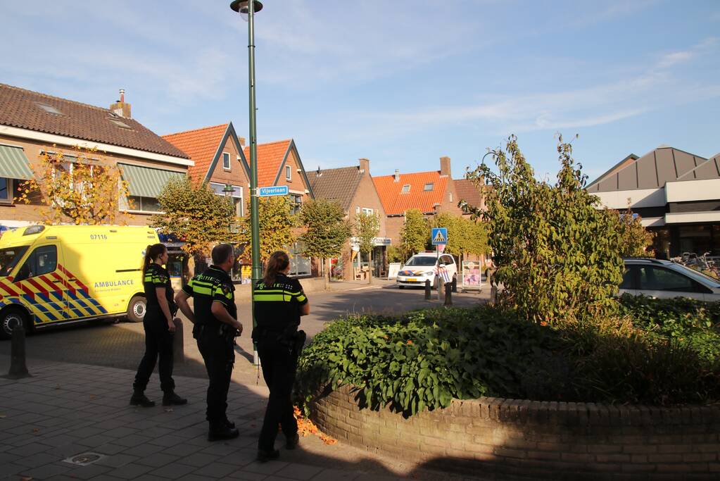 Wielrenner knalt op auto en raakt gewond