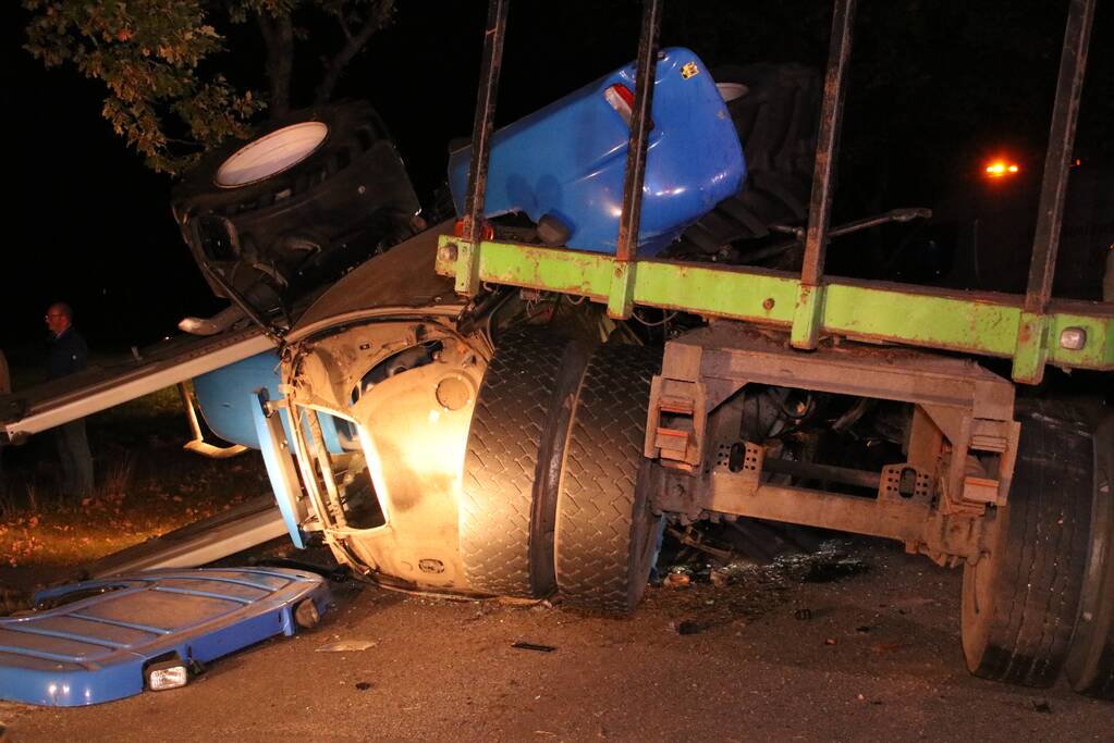 Trekker met aanhanger geschaard en gekanteld