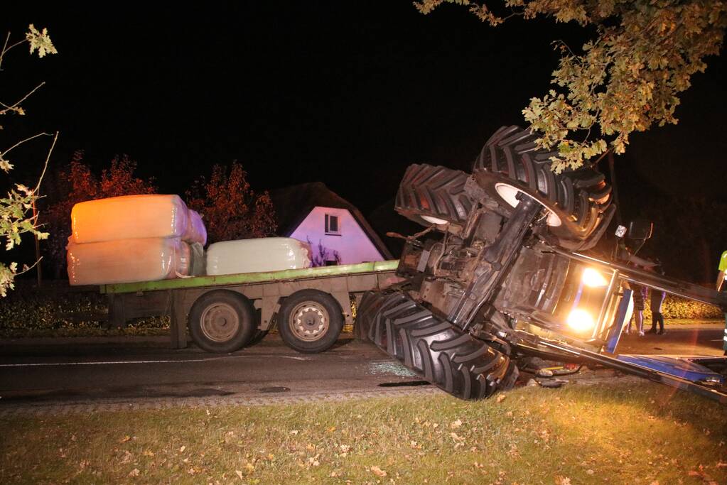 Trekker met aanhanger geschaard en gekanteld