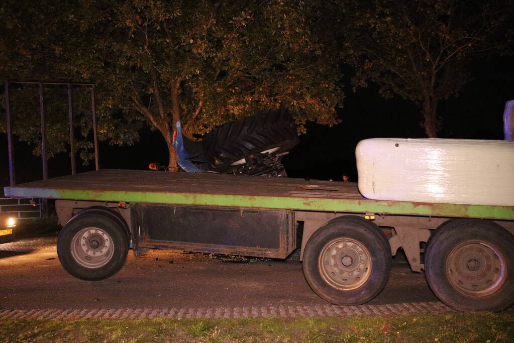 Trekker met aanhanger geschaard en gekanteld