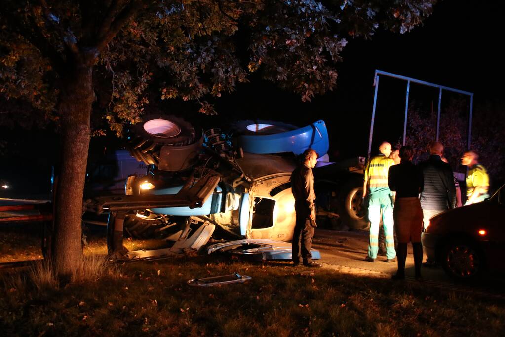 Trekker met aanhanger geschaard en gekanteld